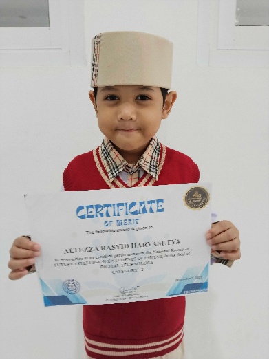 Altezza Rasyid Haryasetya holding his FISO Digital Technology merit certificate