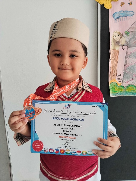 Arka Yusuf Achmadi holding his ASMO English Olympiad bronze medal