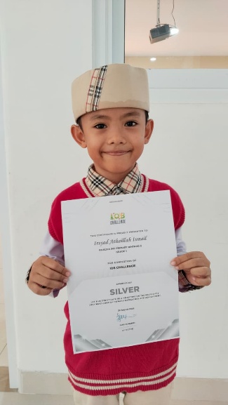 Arrasya Shaquille Anwar holding his IOB Math Olympiad certificate