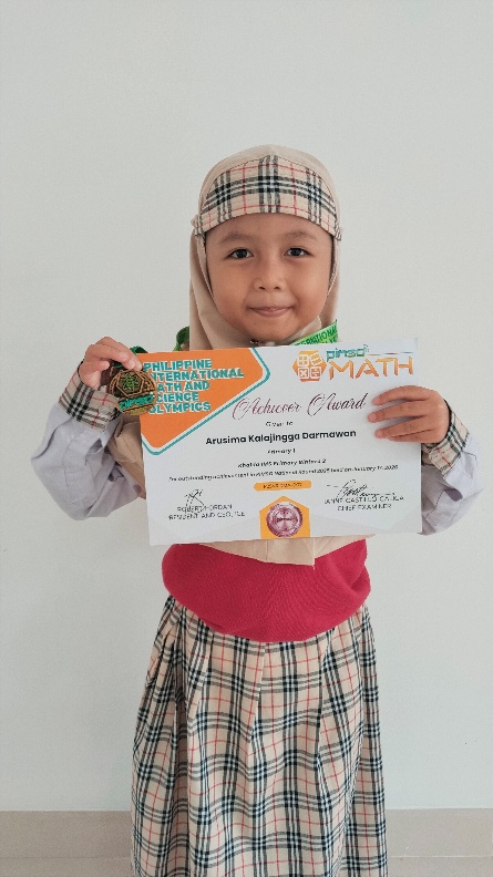 Arusima Kalajingga Darmawan holding her PIMSO Math Olympiad merit certificate