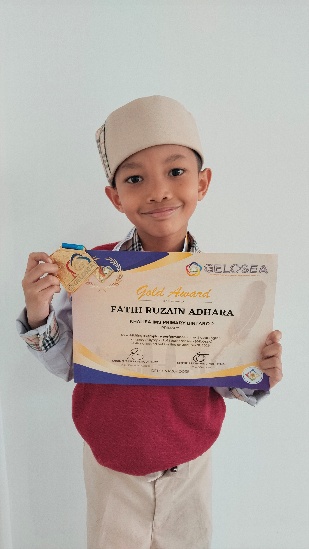 Fatih Ruzain Adhara holding his GELOSEA gold medal and certificate