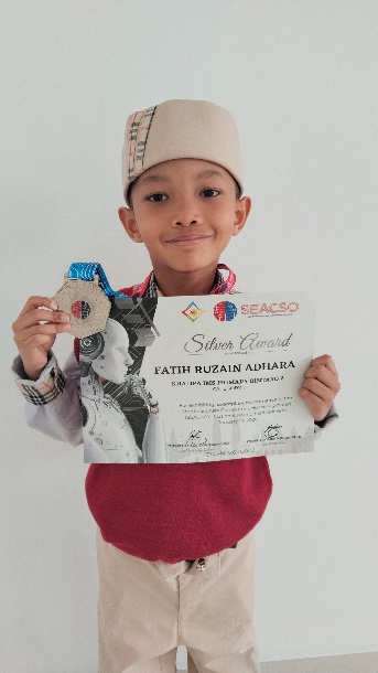 Fatih Ruzain Adhara holding his SEACSO silver medal