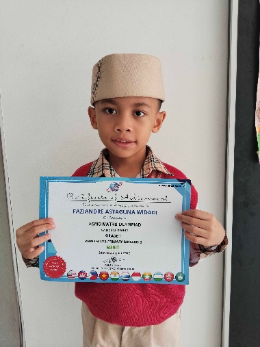 Faziandre Astaguna Widadi holding his ASMO Math Olympiad merit certificate