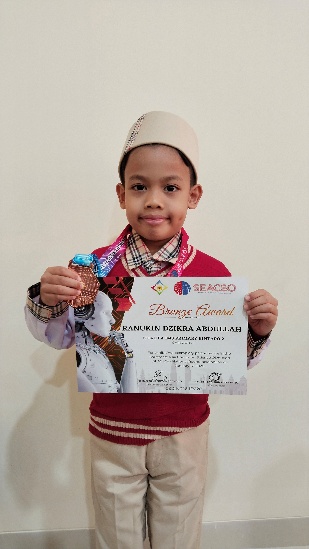 Ranukin Dzikra Abdullah holding his SEACSO bronze medal