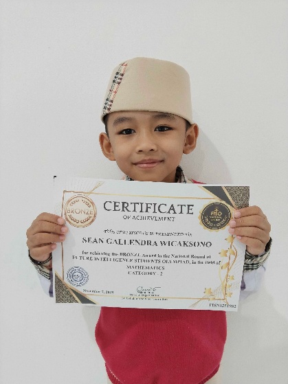 Sean Gallendra Wicaksono holding his FISO Math Olympiad bronze certificate