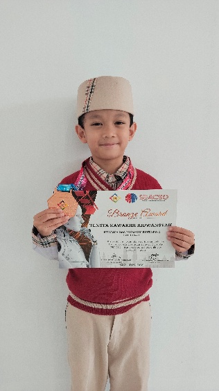 Tensta Kawakibi Ridwansyah holding his SEACSO bronze medal