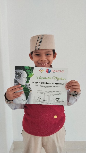 Utsman Gibran Almuhari holding his SEACSO honorable mention certificate